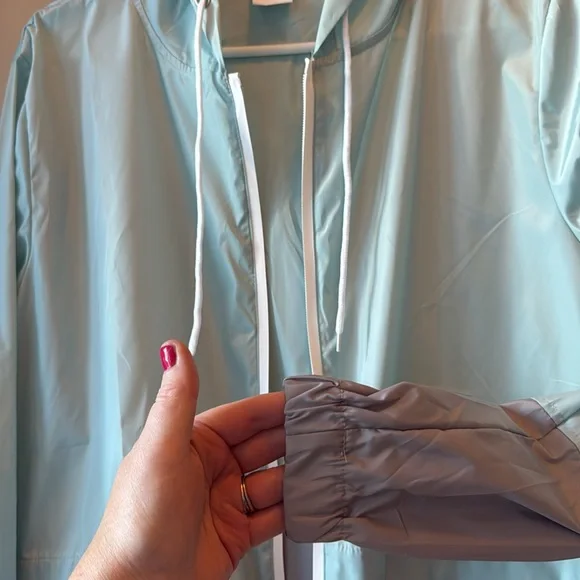 LN RAINCOAT SUOER LIGHTWEIGHT HOOD POCKETS BUNGEES TO ADJUST, SIZE MEDIUM - Picture 6 of 17